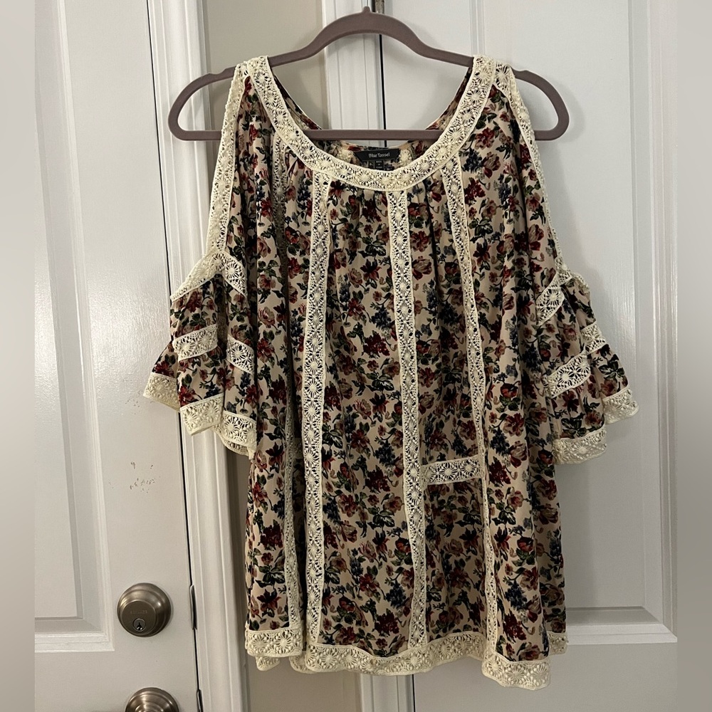 XL Anthropologie BlueTag Shirt w/floral design, lace detail, cutout shoulder